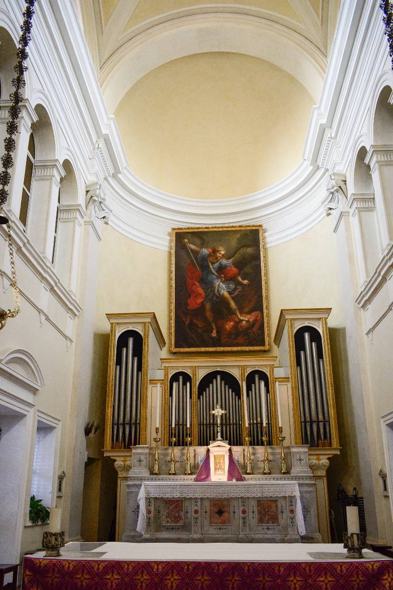 Abside della Chiesa di San Michele Arcangelo con la copia dell'opera di Guido Reni  | Gloria Postuma