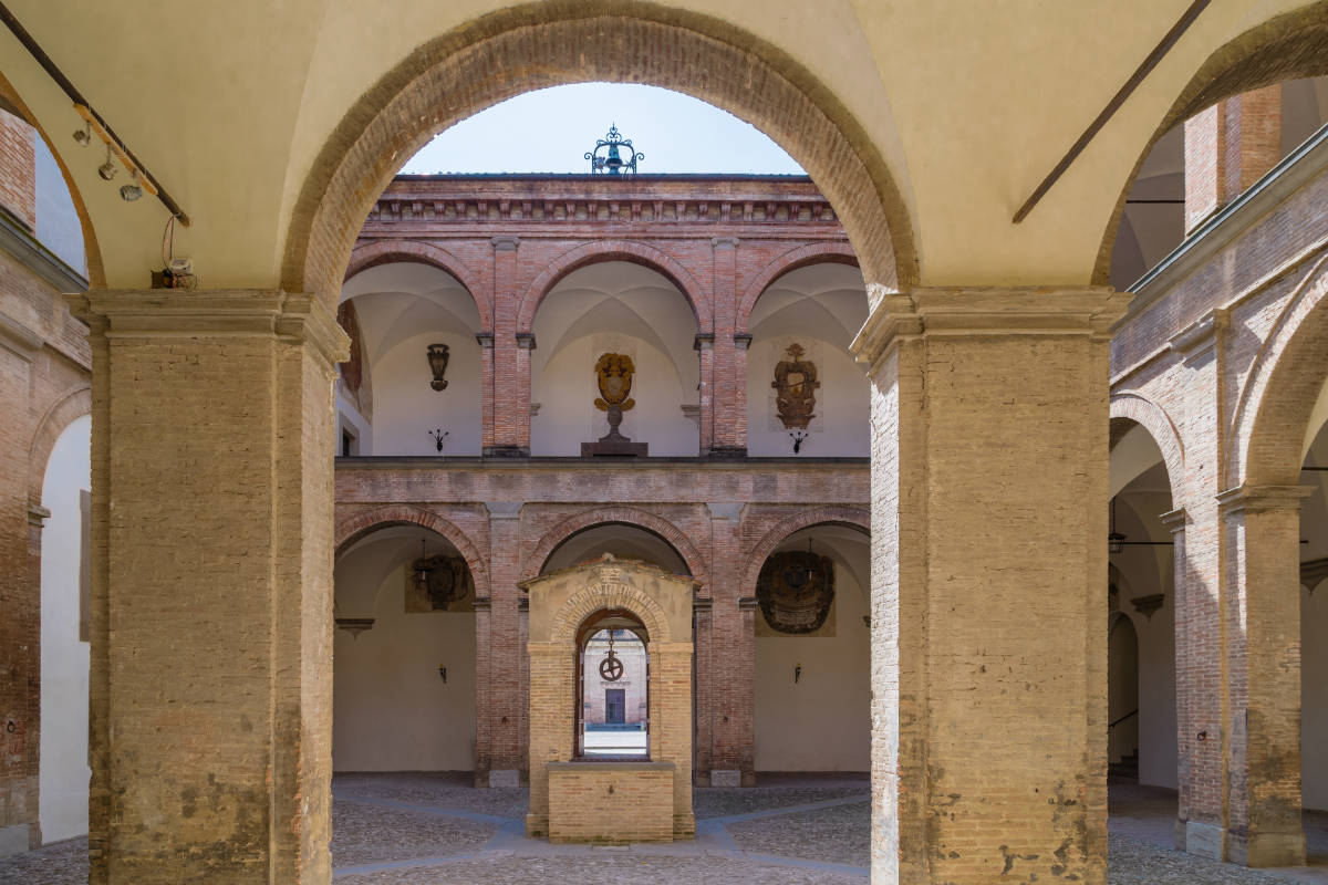 Palazzo Pretorio  | gonewiththewind/shutterstock.com
