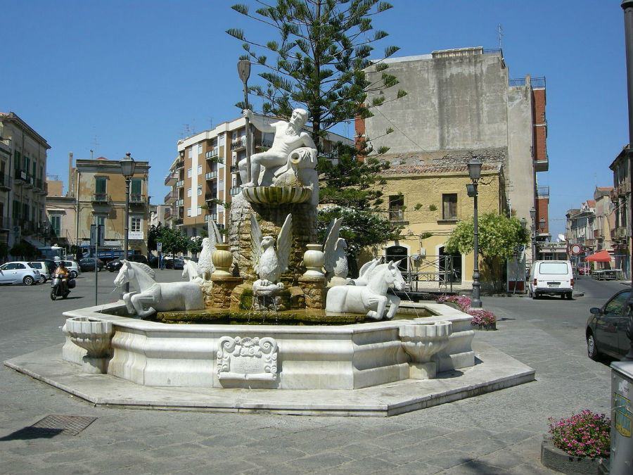 Milazzo, fontana di Piazza del Carmine  | 