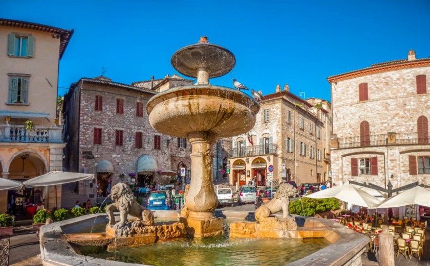 Fontana dei tre leoni, Assisi  | canadastock