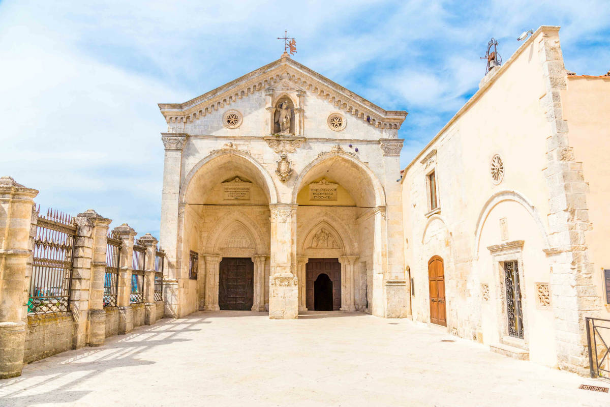 Santuario di San Michele Arcangelo a Monte Sant'Angelo  | elitravo/shutterstock