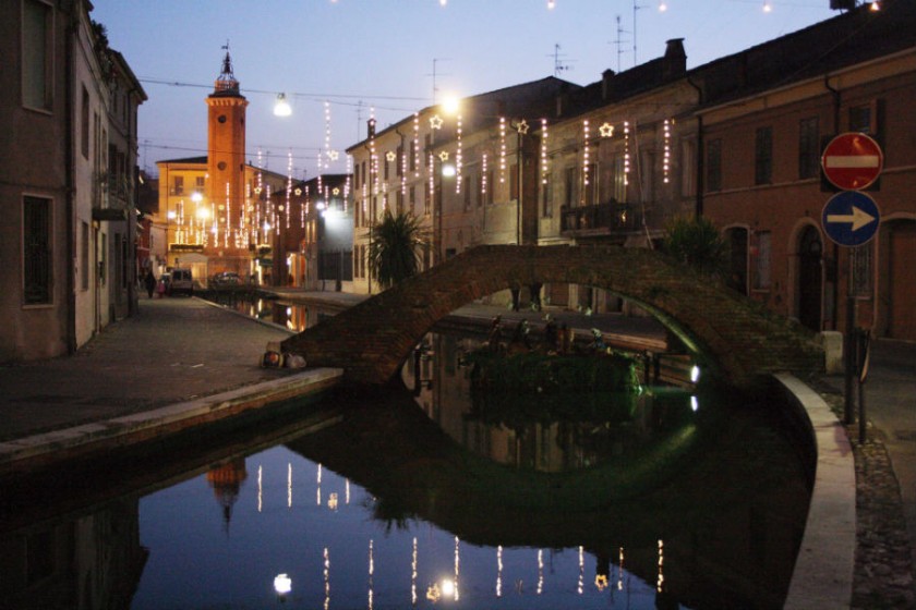 Comacchio, Via Cavour e sullo sfondo la Torre dell'Orologio  | 