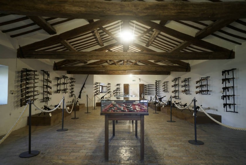 Sala delle armi all'interno del castello  | D-VISIONS/shutterstock