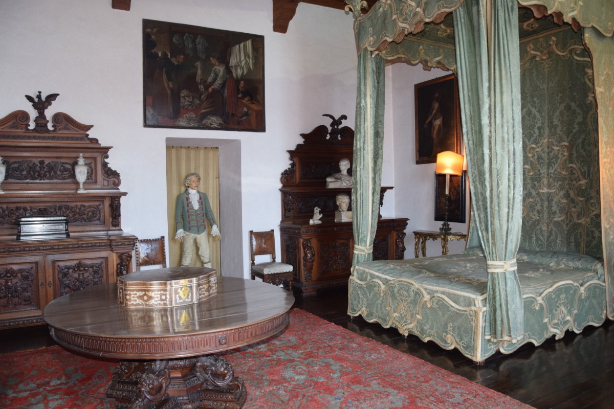 Antico letto a baldacchino nel Palazzo Borromeo  | e-borghi