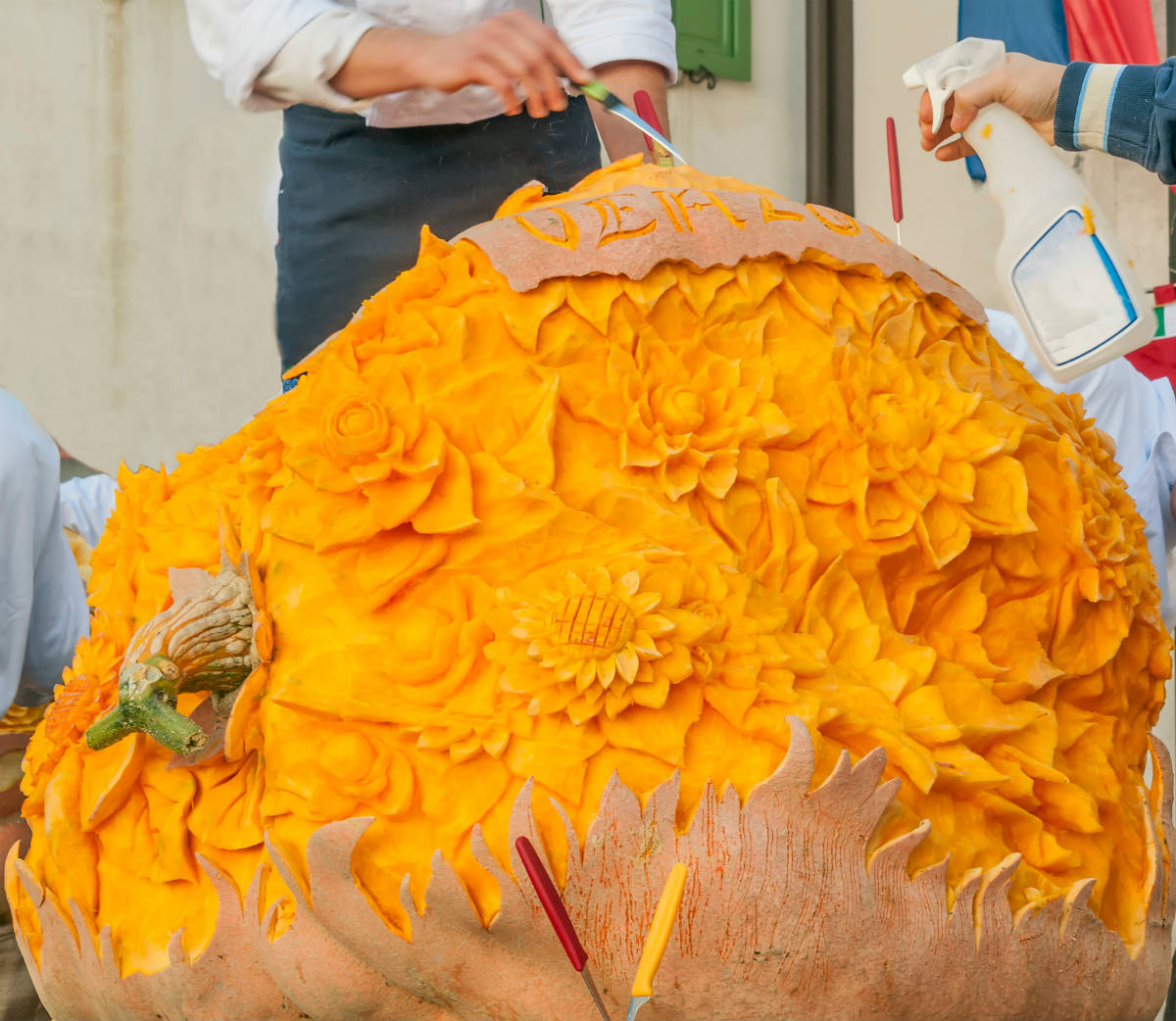 Grande zucca interamente scolpita al Venzone Pumpkin Festival  | 
