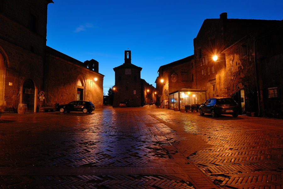 Sovana, Piazza del Pretorio in notturna  | Toscana Promozione Turistica