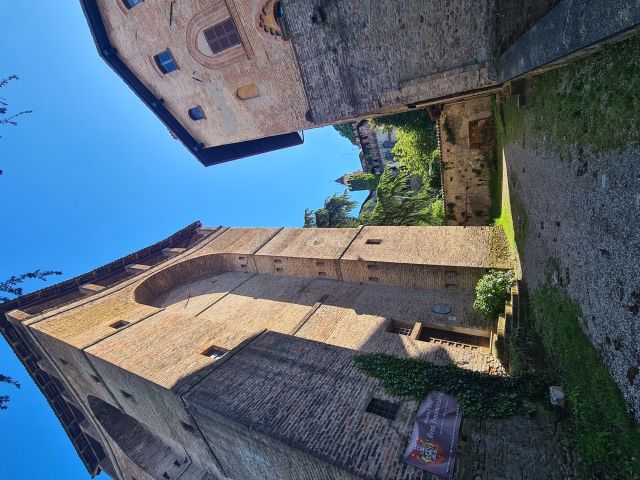 Torrione Farnese accanto al Palazzo del Duca, Castell'Arquato  | e-borghi