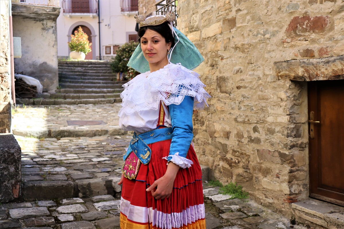 San Costantino Albanese, tipico abito della sposa  | 