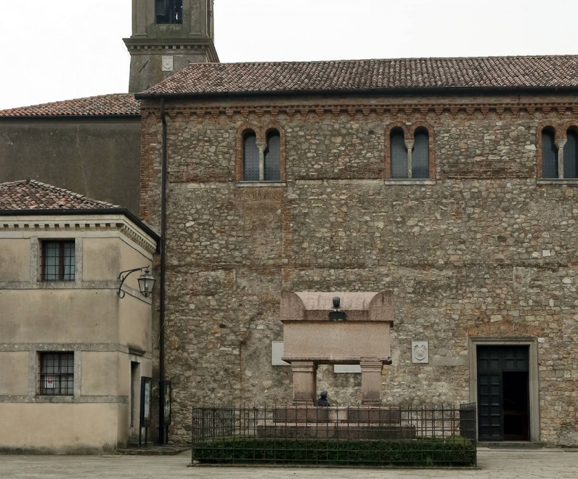 The house and the tomb of the poet Francesco Petrarca  | Faina Gurevich/shutterstock.com