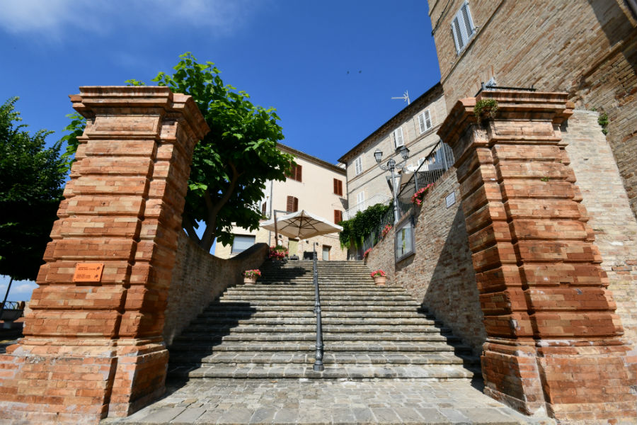 Monte Vidon Corrado, ingresso al centro storico  | Studio fotografico Mariano Fagiani