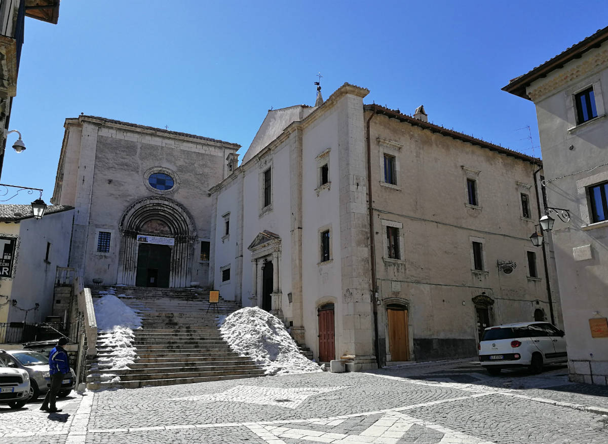 Basilica di Santa Maria del Colle e chiesa di Santa Maria del Suffragio nel cuore del centro storico  | Lucamato/shutterstock