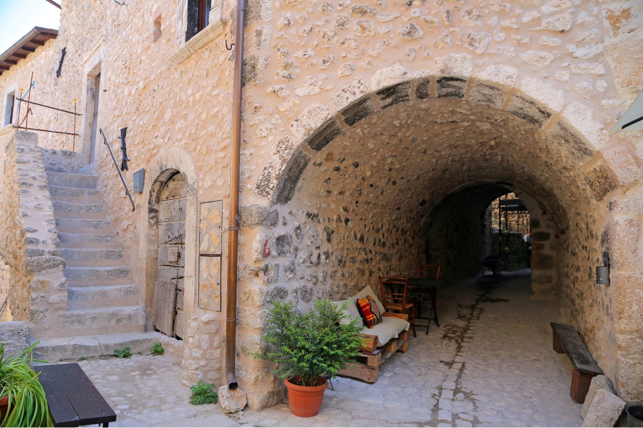 Strade di Santo Stefano di Sessanio  | trotalo/shutterstock