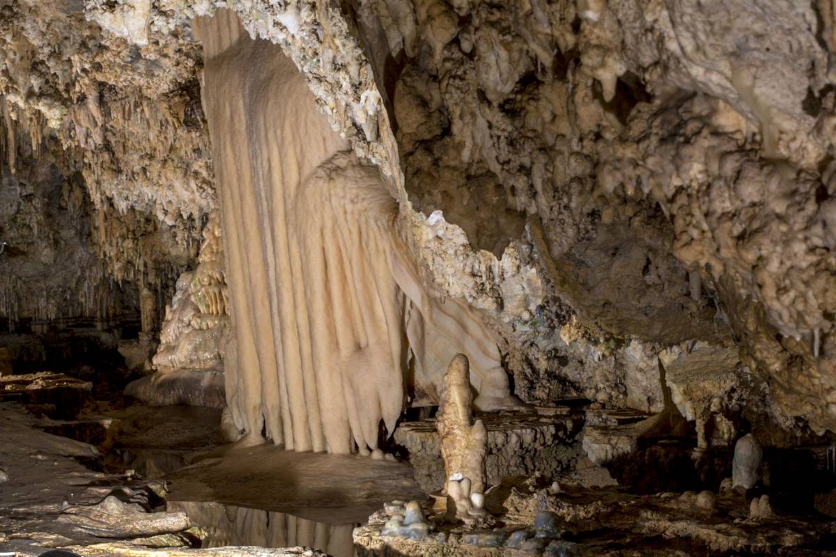 Grotte della Basura, colata stalattitica