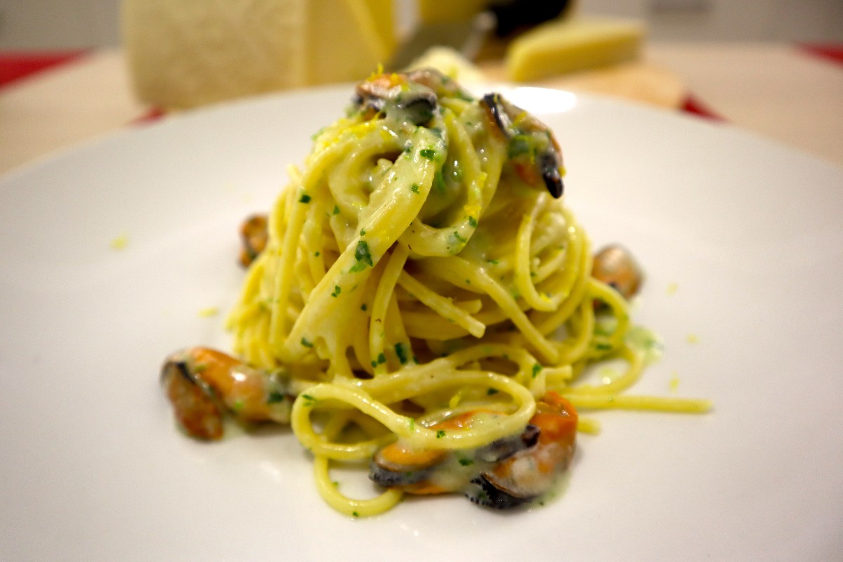 Spaghetti con cozze, prezzemolo, aglio, limone e Pecorino Romano Dop.