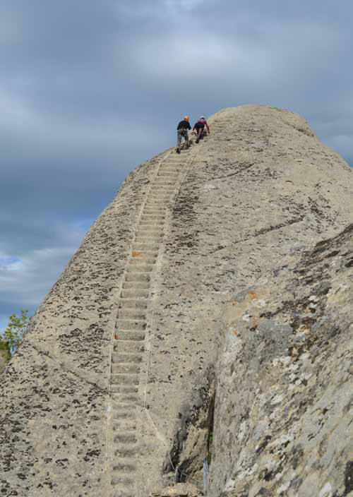 Una particolare scaletta scavata nella roccia  | 