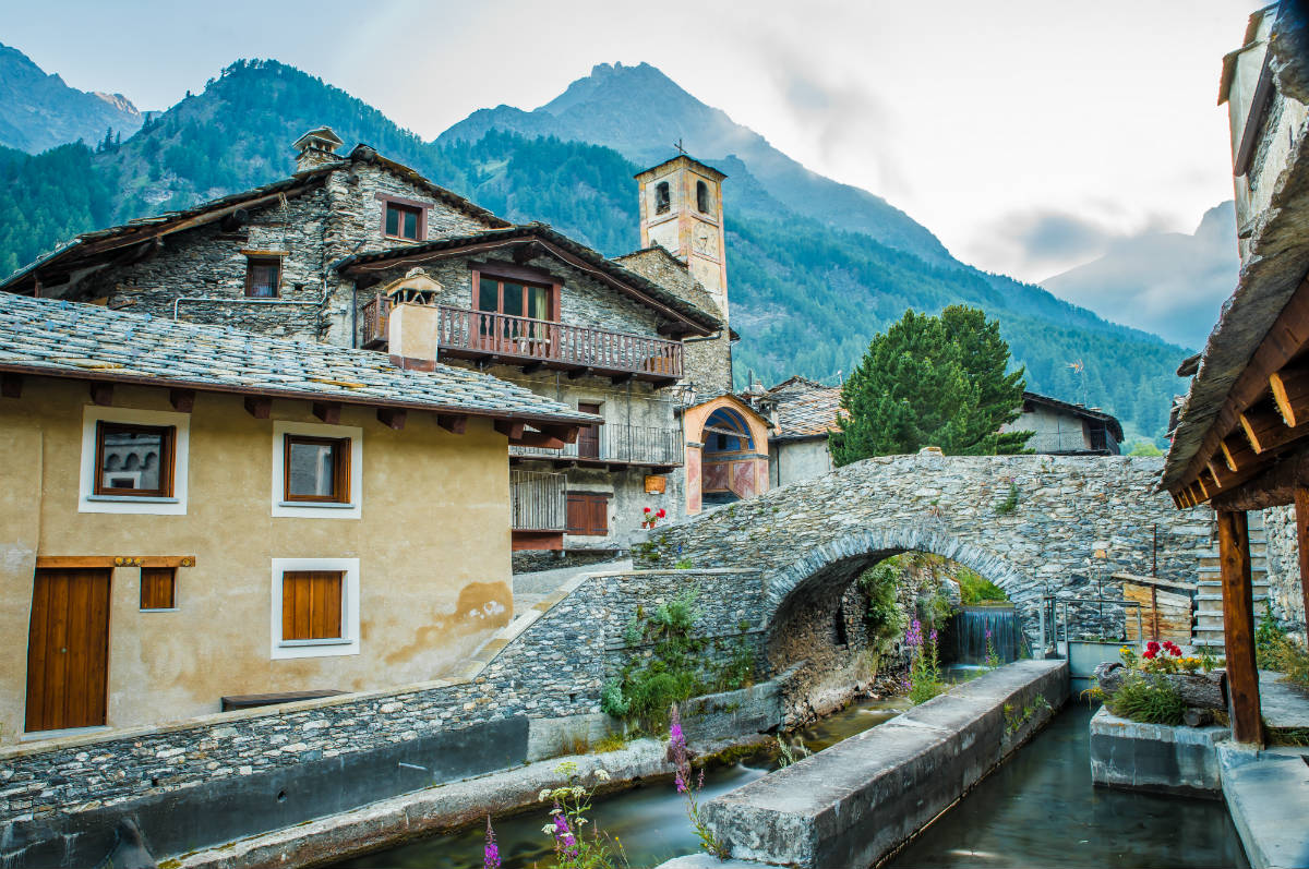 Fusion between architecture and nature: the most fascinating stone villages in Italy