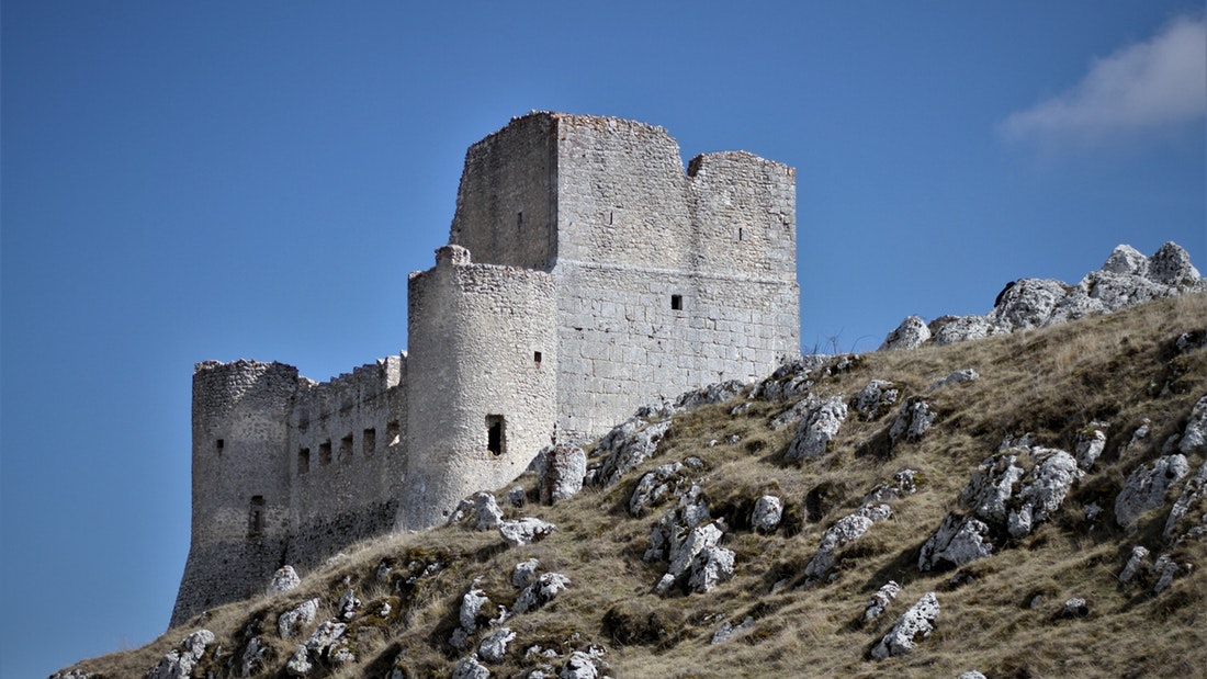 Castello di Rocca Calascio (AQ) vista dal sentiero che porta al castello.