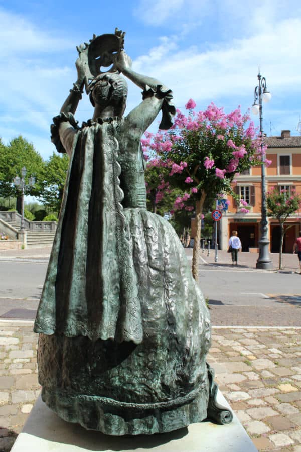 Statua dedicata alla Commedia dell'Arte di Domenico Neri, Teatro Petrella   | Silvia Fiorentino - e-borghi Community