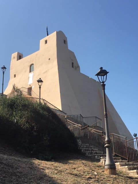 Sperlonga, Torre Truglia vista dal basso  | ALESSANDRA MACERONI - e-borghi Community
