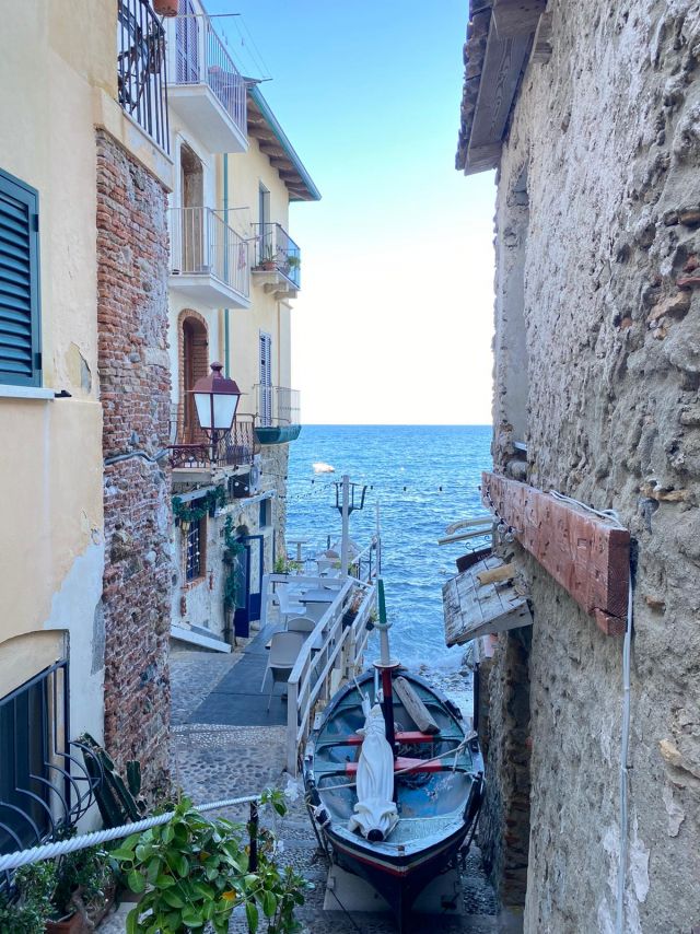 Borgo di Chianalea is one of the most beautiful villages in Italy in the municipality of Scilla in Calabria. It is fascinating to walk through the narrow alleys that end at the sea.  | Desiree LoBartolo - e-borghi Community
