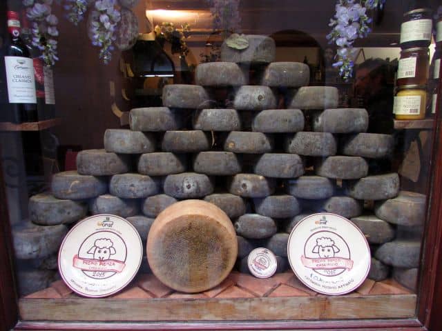 Vetrina di un negozio di generi alimentari di Pienza, borgo famoso per il suo formaggio.  | Giorgio Petri - e-borghi Community