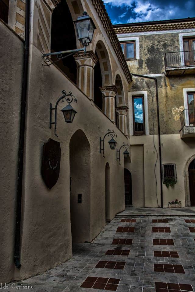 The courtyard of the castle  | Ida Cerisano - e-borghi Community