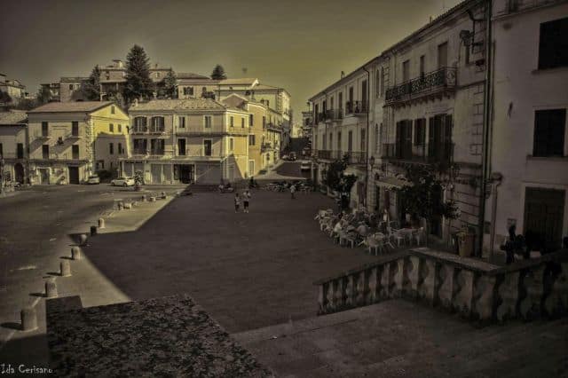 La piazza del paese vista dal sagrato della Chiesa di San Francesco  | Ida Cerisano - e-borghi Community