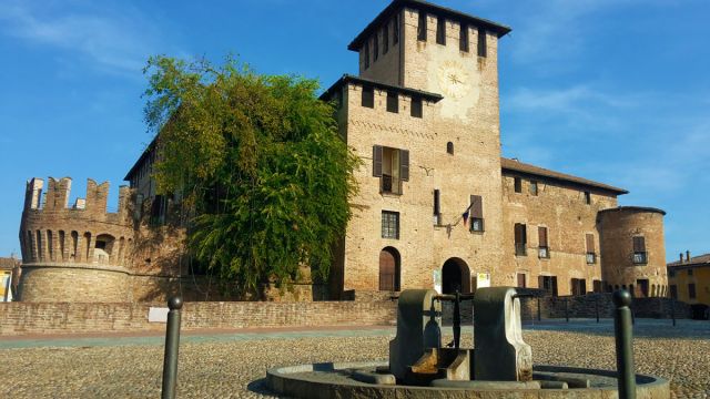 Rocca San Vitale e la fontana in piazza a Fontanellato  | Ivan Pisoni - e-borghi Community