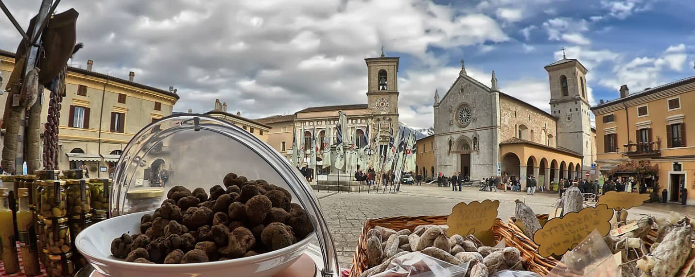Umbria: il borgo di Norcia tra tartufo nero, lenticchie e prosciutto. 