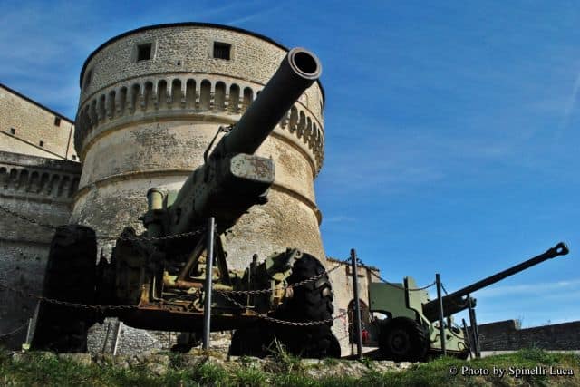 SAN LEO (RN) - Cannoni della seconda guerra mondiale sembrano essere a guardia dell'antica fortezza.  | Luca Spinelli - e-borghi Community
