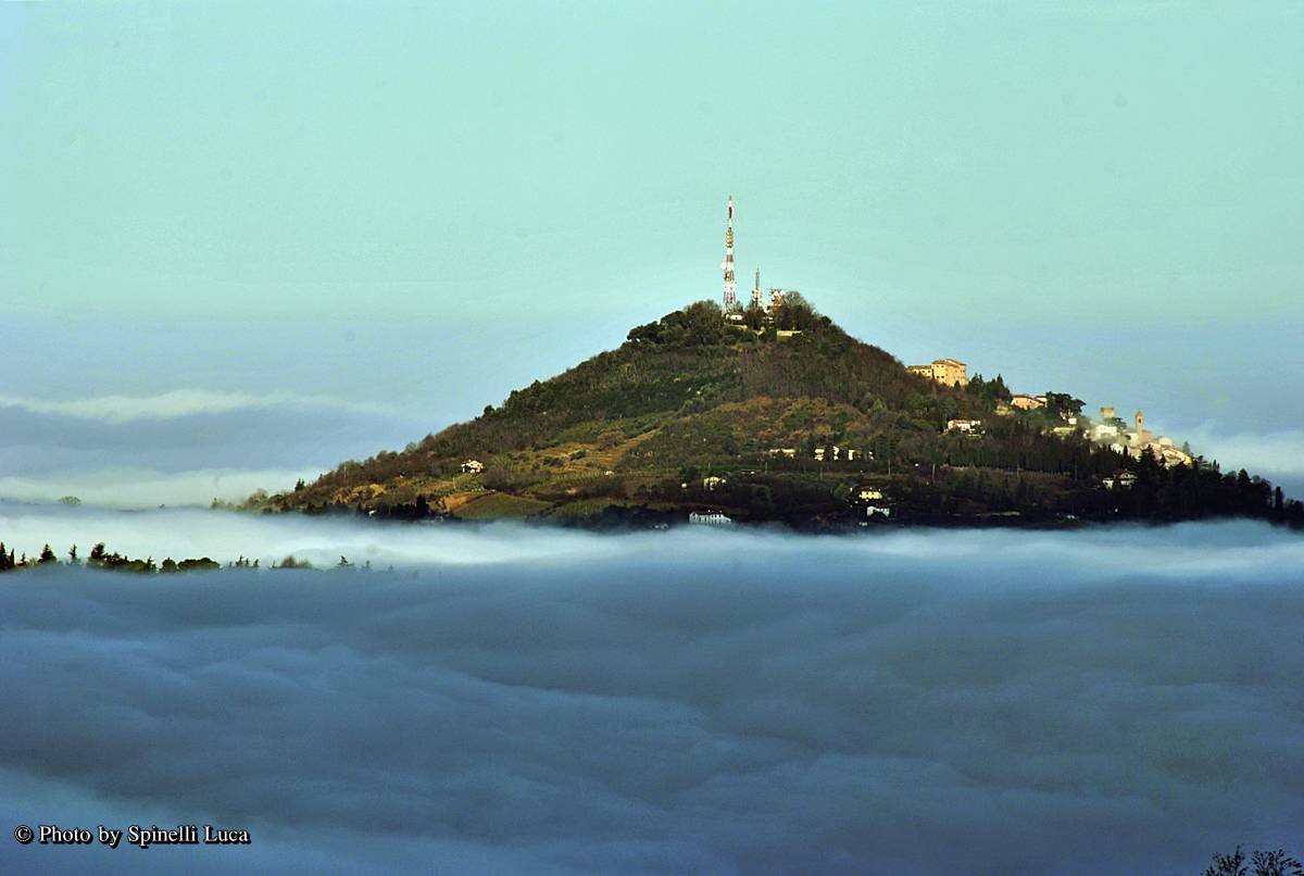 BERTINORO (FC) - The Mount of Monte Maggio rises above the autumn mist  | Luca Spinelli - e-borghi Community