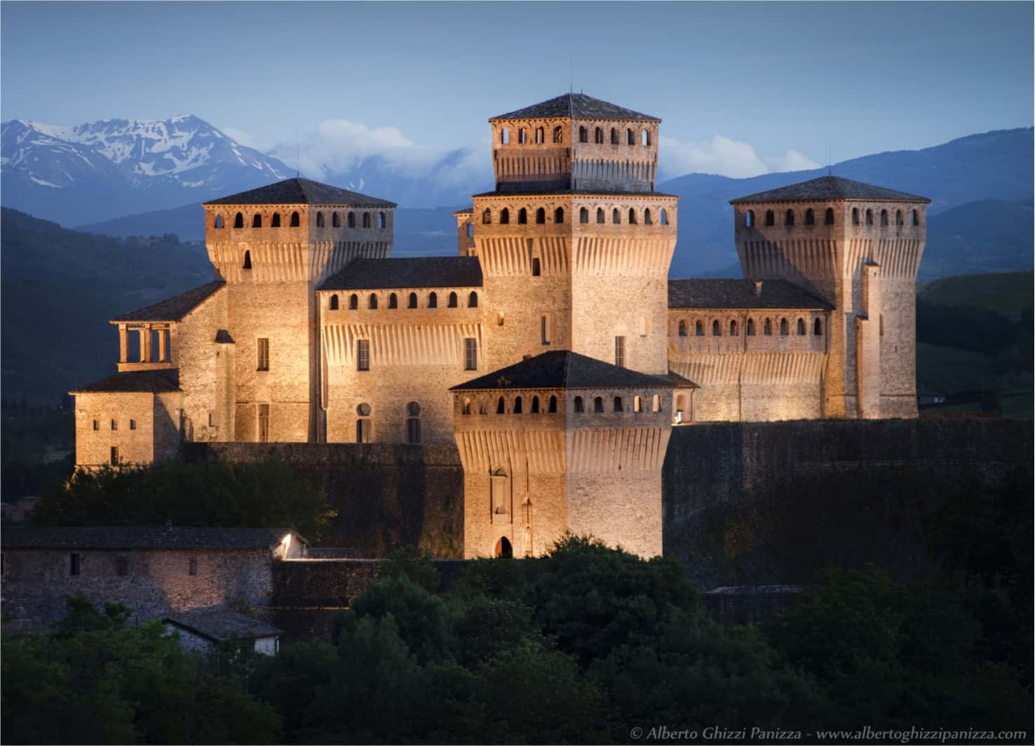 Castle of Torrechiara, the legend of love between the duchess and the condottiere