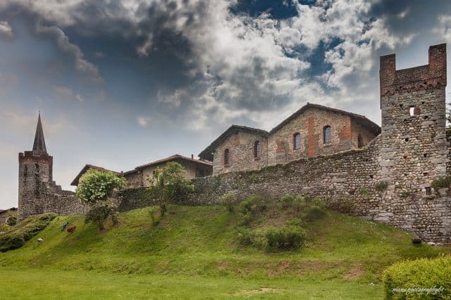 The Ricetto is one of the best preserved of this type of medieval structure. From its walls you can enjoy a beautiful view of all the Biella Alps. During the event 