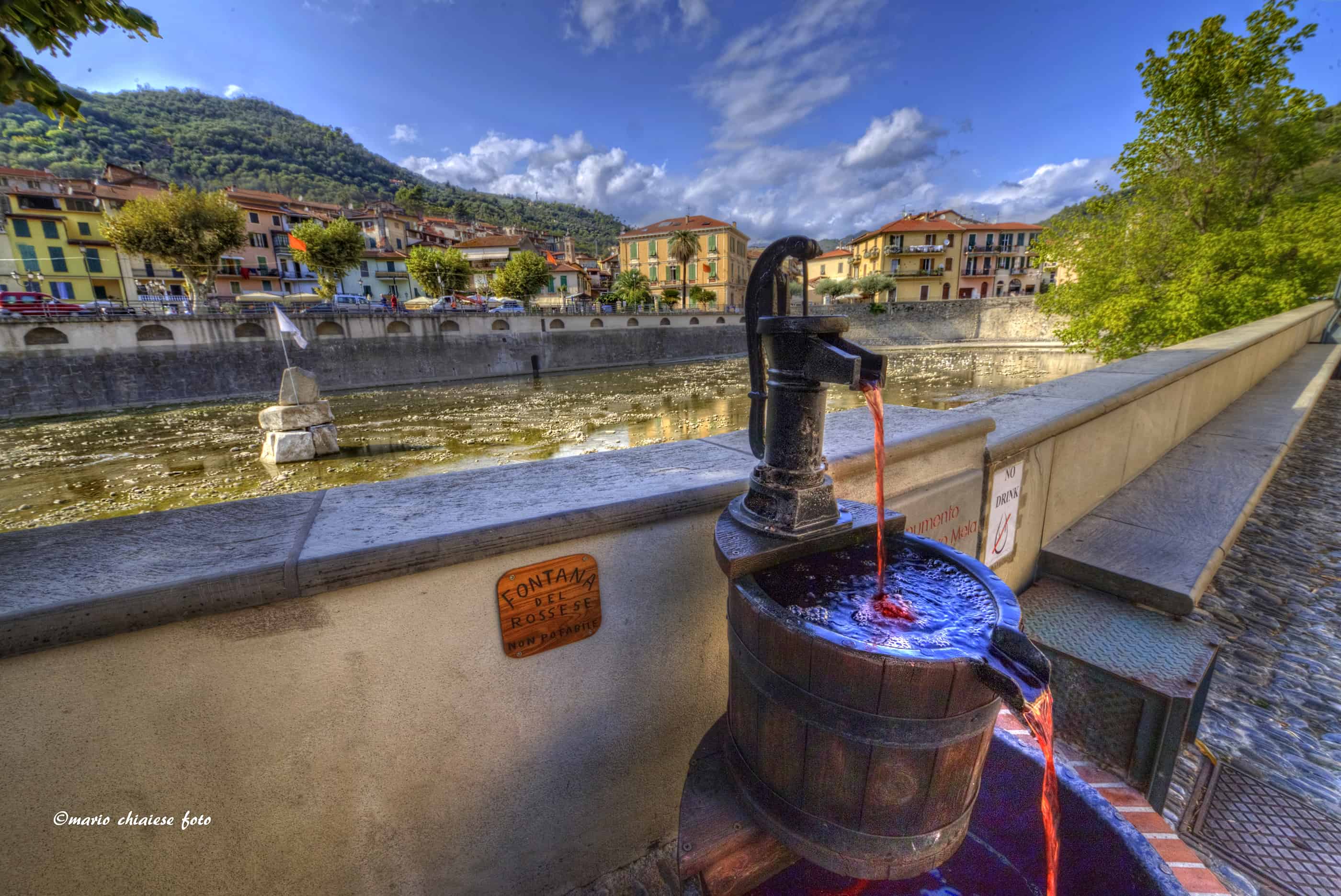 Il borgo di Dolceacqua in Liguria nonostante il suo nome è conosciuto anche per il suo famoso vino: il Rossese. Tanto famoso da potersi permettere anche una fontana in piazza... peccato però che non sia di vino.  | Mario Chiaiese - e-borghi Community