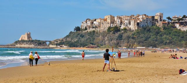 In spiaggia  | Riccardo De Simone - e-borghi Community