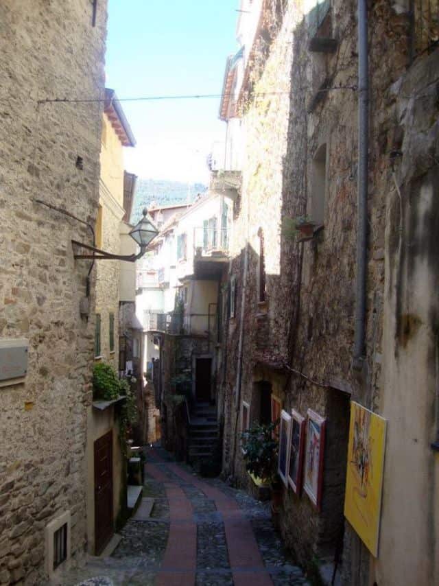 On the alleys of Apricale  | Silvia Fiorentino - e-borghi Community